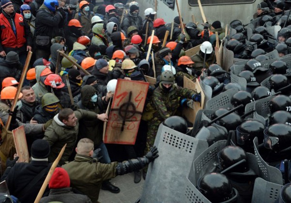 Протестующие в Киеве ведут бои с «Беркутом», более ста человек ранены