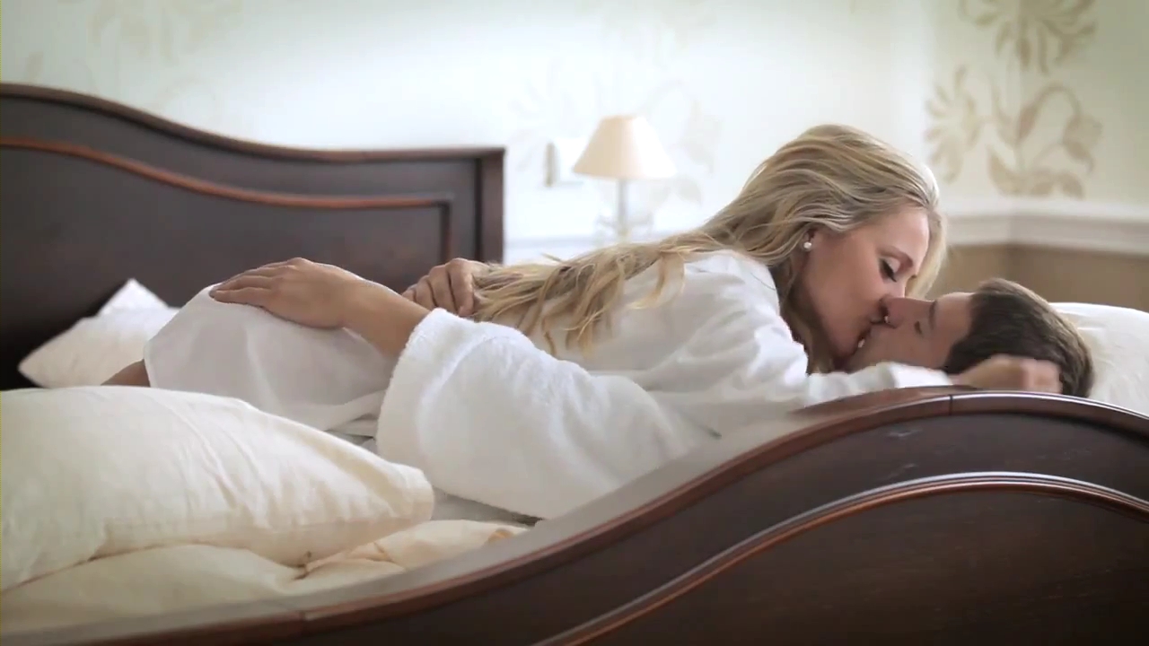 Блондинка с большими сиськами и ее муж снимают на белой кровати домашнее порно