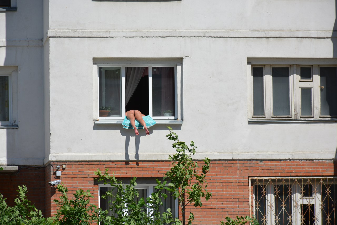 Жена разделась на балконе