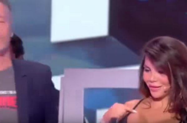 Французский телевизионный ведущий в прямом эфире поцеловал актрису в грудь