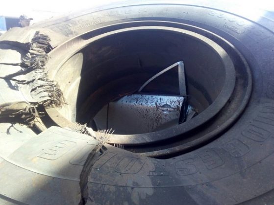 В Кемеровской области лопнувшее колесо БелАЗа раздавило легковую машину