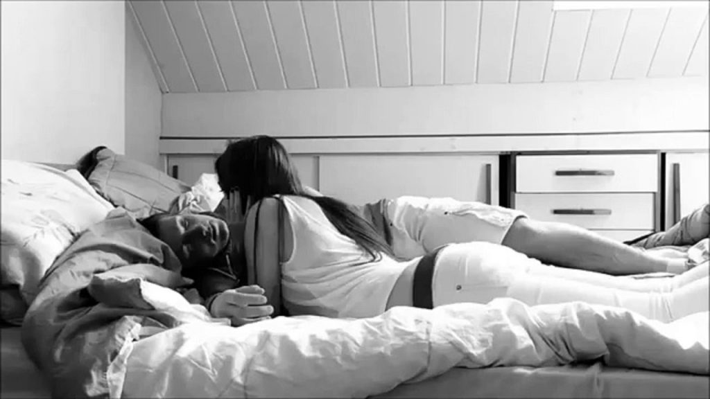 Домашний секс с шаловливой женой в постели с бокового ракурса записывает любительская камера