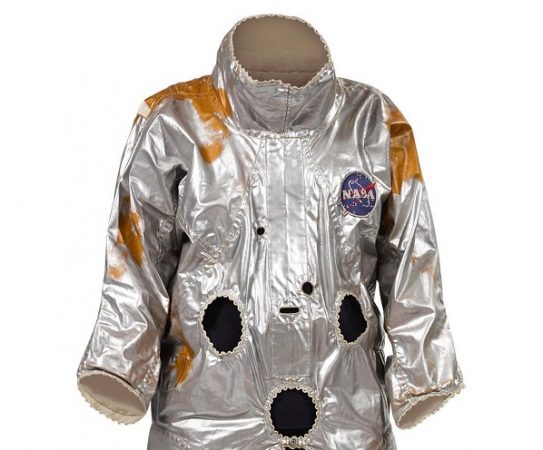 Сумка астронавта Армстронга с лунным грунтом была продана почти за 2 млн долларов