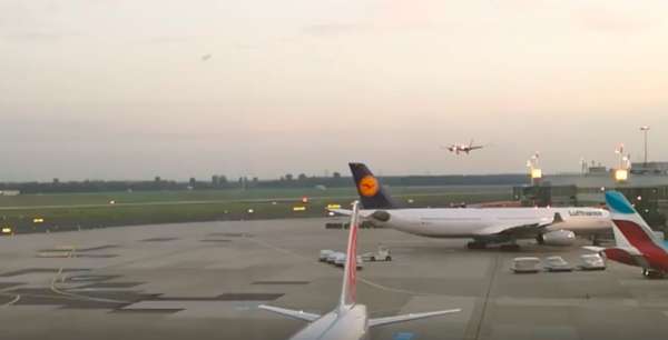 YouTube ВИДЕО: пилот Air Berlin шокировал пассажиров «прощальным маневром»
