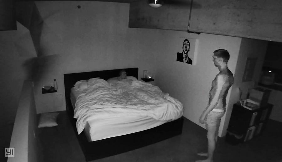 Скрытая камера в спальне снимает горячую сцену с молодой русской домохозяйкой