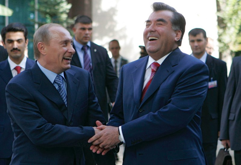Путин облегчил въезд гражданам Таджикистана