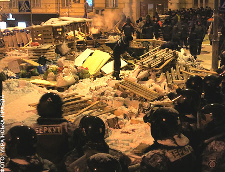 Силовики разобрали баррикады в Киеве