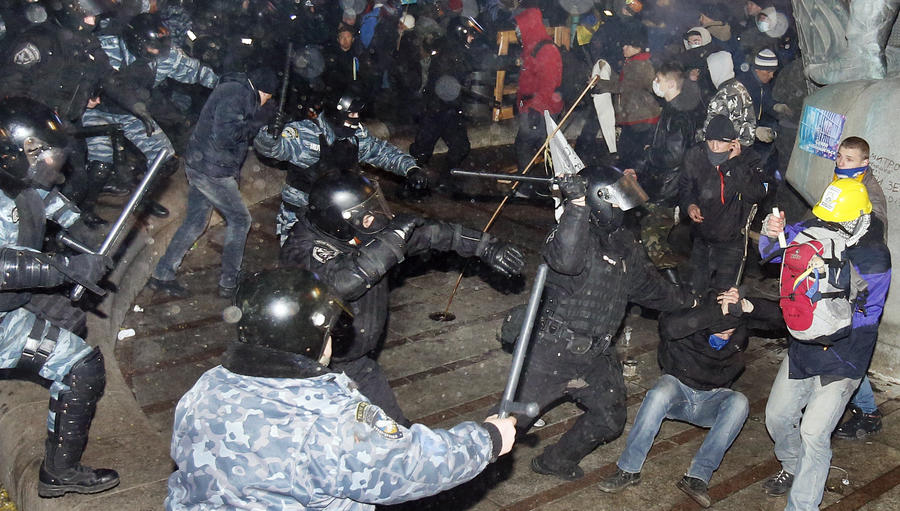 «Беркут» прорвался на Майдан, есть раненые