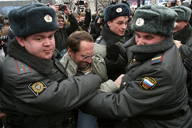 Полиция в Волгограде разогнала сход после терактов, есть задержанные