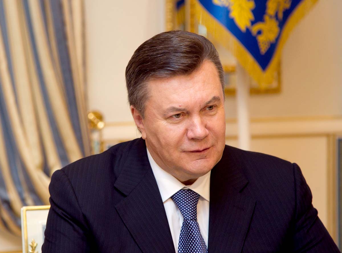 Янукович принял отставку Азарова и всего правительства