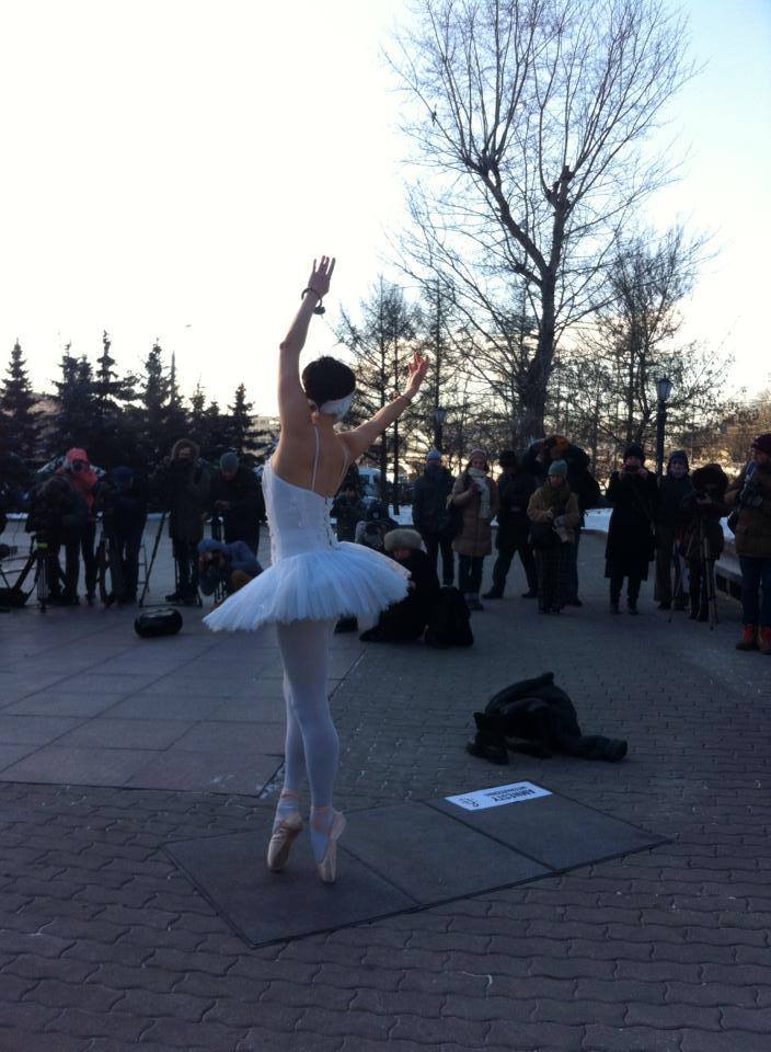 Балерина «станцевала» против репрессий в России в сквере при -25°С