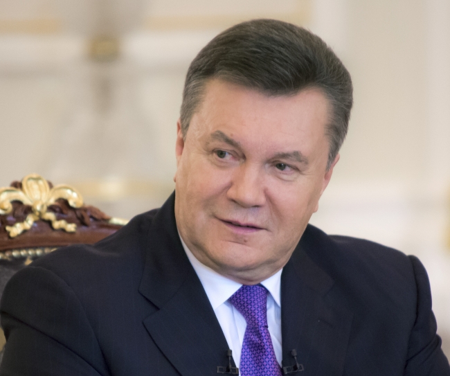 Янукович отменил «законы 16 января» и подписал амнистию