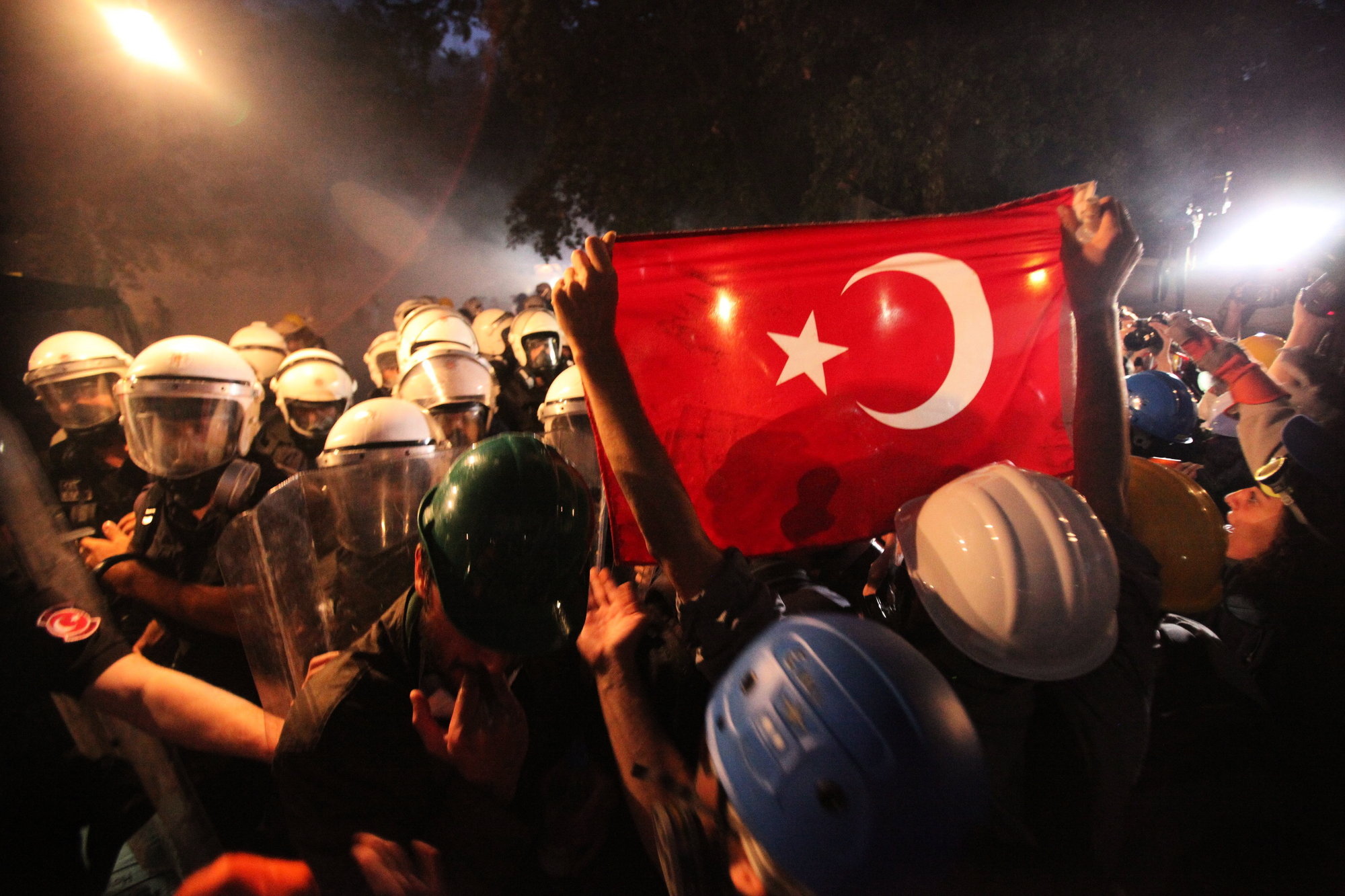 Турецкому полицейскому, окатившему газом «женщину в красном», грозит тюрьма