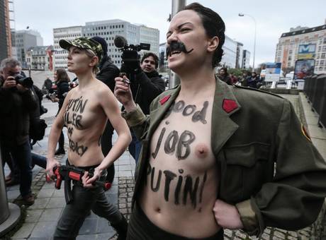 Femen с наклееными усами и антироссийскими лозунгами пытались встретить Путина в Брюсселе