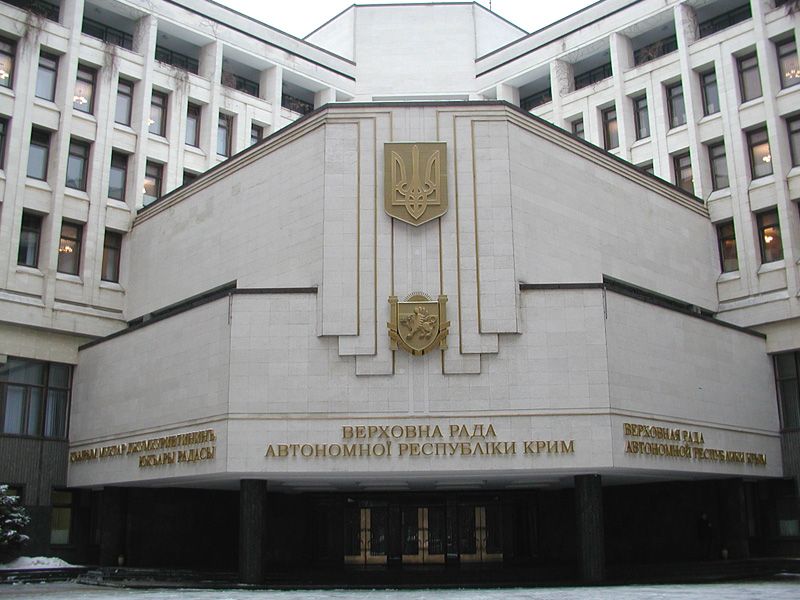 Парламент и правительство Крыма захвачены вооруженными людьми, поднят флаг РФ