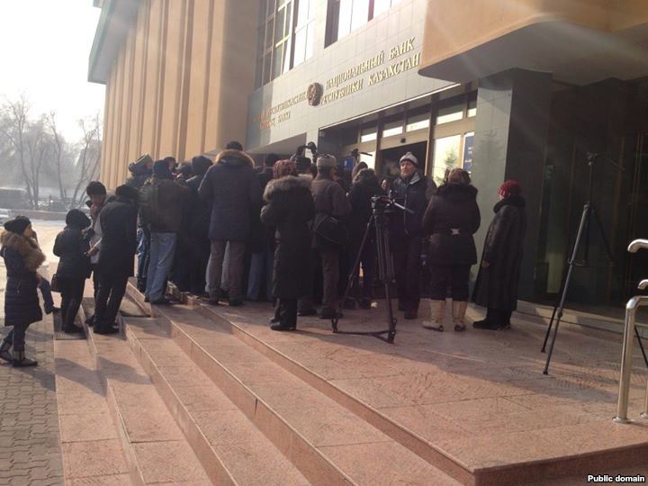 В Казахстане падение тенге назвали «апокалипсисом», прошел митинг за отставку главы ЦБ