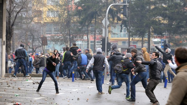 Евросоюз грозит ввести войска в Боснию, где идут уличные бои