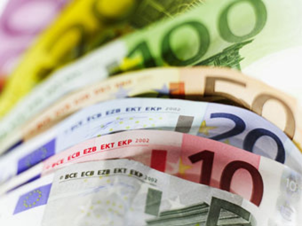Впервые в истории евро стоит дороже 49 рублей