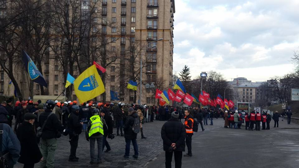 В Киеве продолжаются протесты: активисты построились в колонны и пошли к Раде