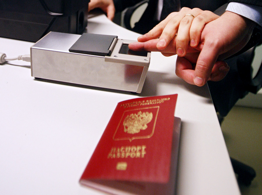Собирать отпечатки пальцев для загранпаспортов начнут в 2015 году