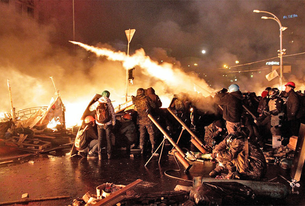 Ночь в Киеве: десятки убитых, город закрыт, на западе страны штурмуют отделения силовиков
