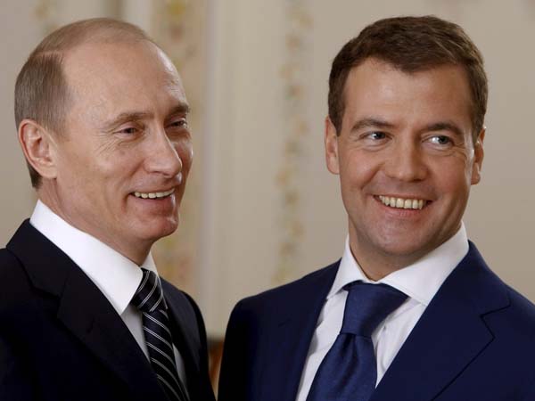 Путин зашел в клетку к леопарду, Медведев покормил бактерий