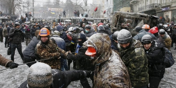 Оппозиция Украины разбирает баррикады, Запад дает помощь Януковичу