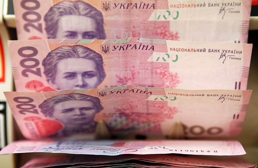 Гривна падает по отношению к доллару, бензин на Украине дорожает