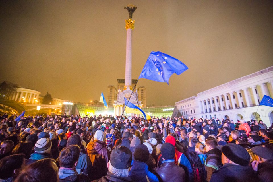 Яценюк подписал соглашение о евроинтеграции, отказ от которого собрал Майдан