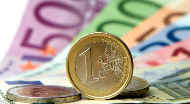 Евро упал ниже 50 рублей впервые за две недели