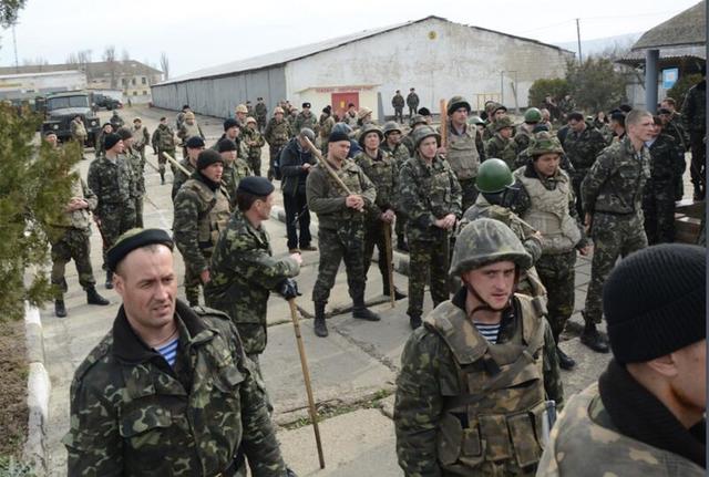 Спецназ, вертолеты и БТРы захватили базу морпехов в Феодосии