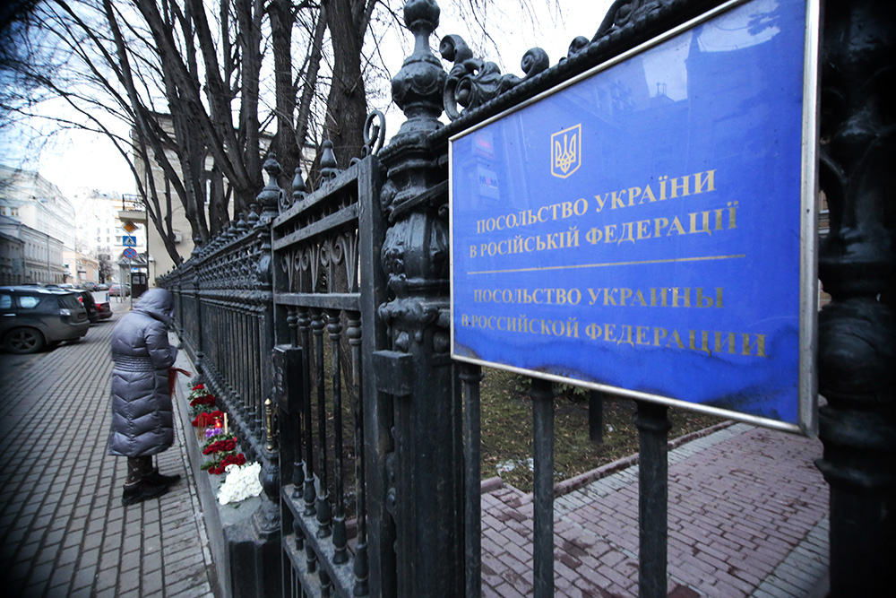 Сторонники Лимонова провели акцию в посольстве Украины в Москве: «Киев — русский город!»