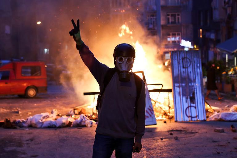 Похороны подростка в Турции закончились многотысячными столкновениями с полицией