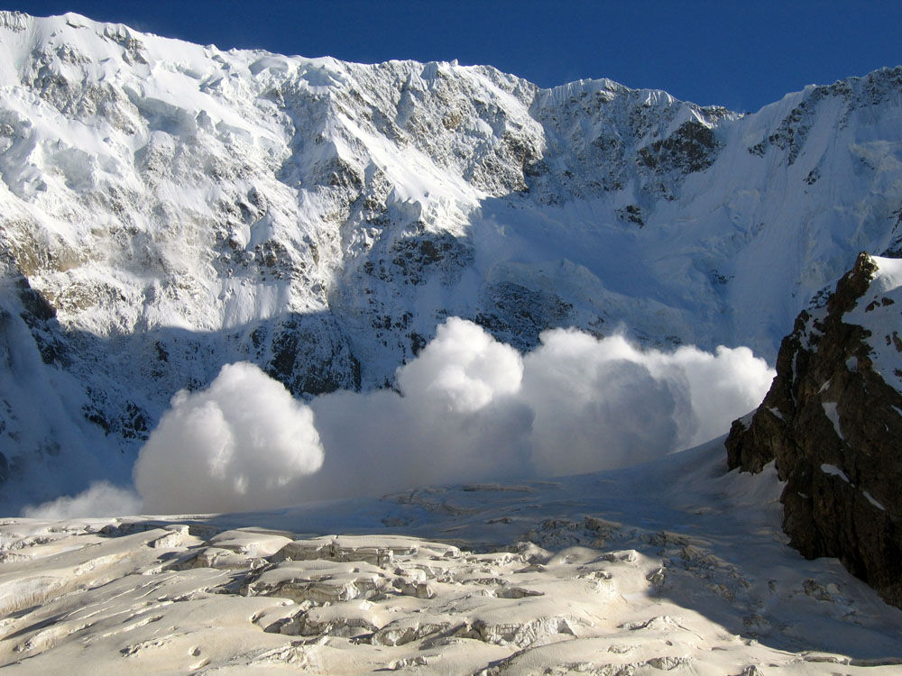 МЧС ждет схода новых лавин в Сочи после смерти двух лыжников