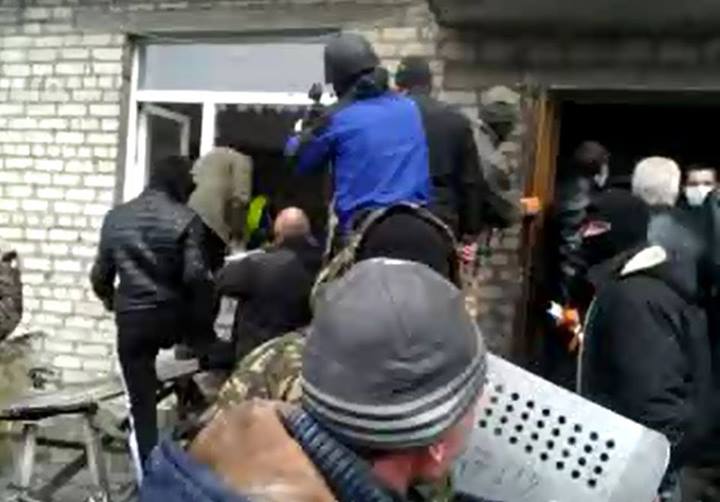 Пророссийские демонстранты осадили здание МВД в Горловке Донецкой области