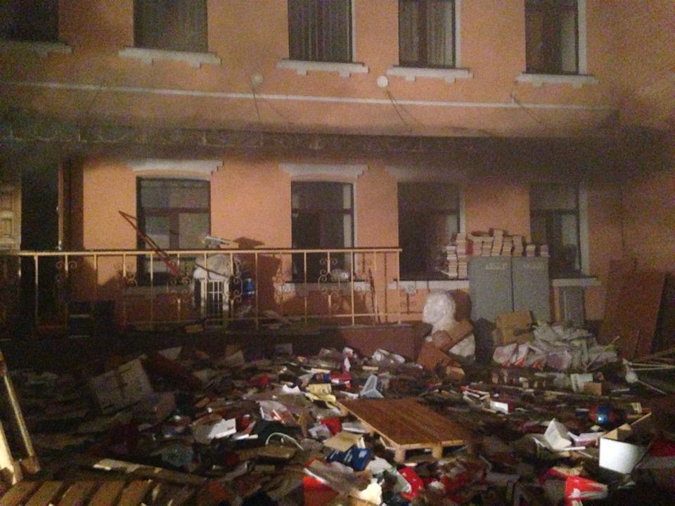 В офисе Компартии Украины случился пожар, спасатели говорят о поджоге