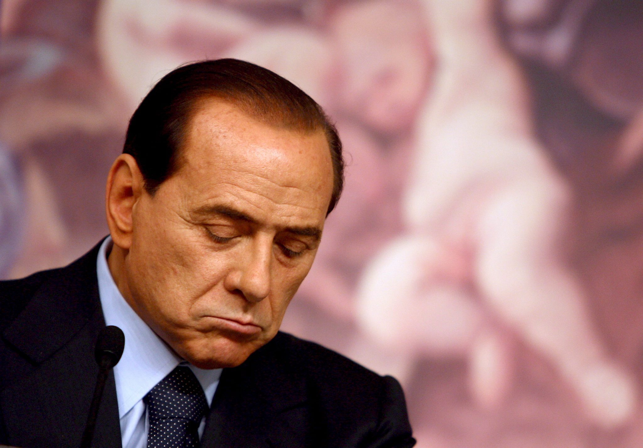 Берлускони наказали годом работ в доме для престарелых за махинации с налогами