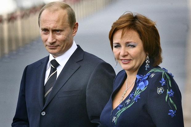 Развод состоялся: из биографии Путина убрали информацию о жене