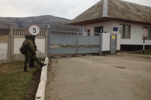 Российский военный застрелил украинского офицера в Крыму: разные версии