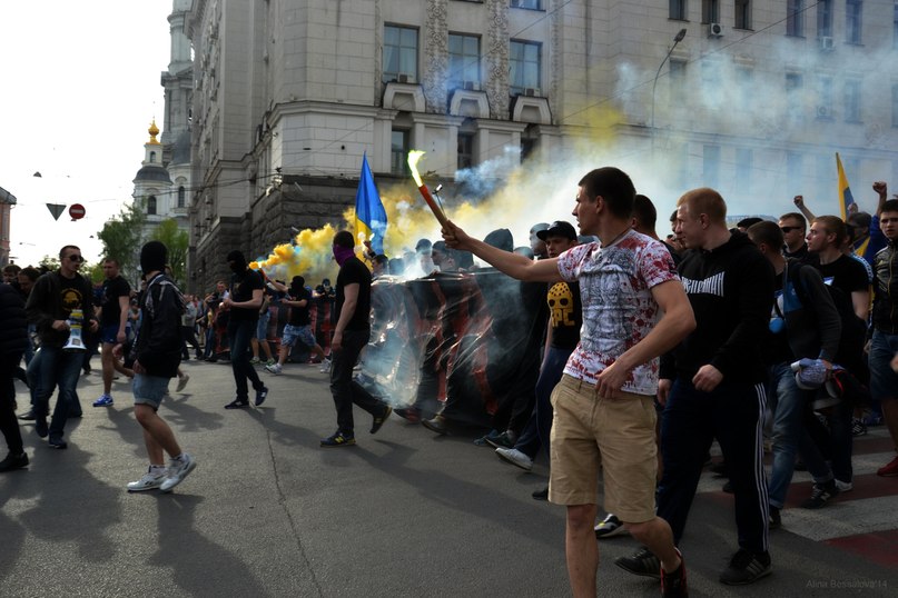 Массовая драка между ультрас и пророссийскими активистами в Харькове: есть пострадавшие