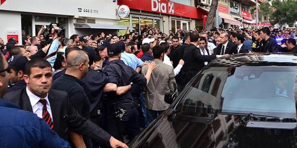 СМИ: премьер Турции побил участника митинга в память о погибших шахтерах