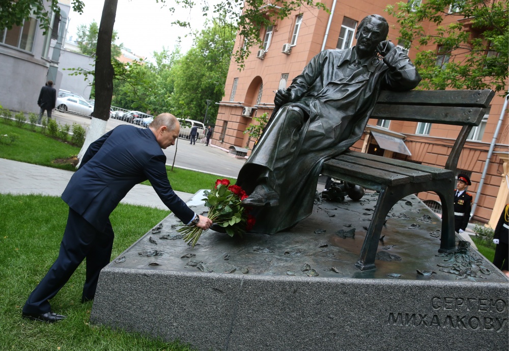 Владимир Путин открыл памятник «преданному патриоту» и поэту Сергею Михалкову
