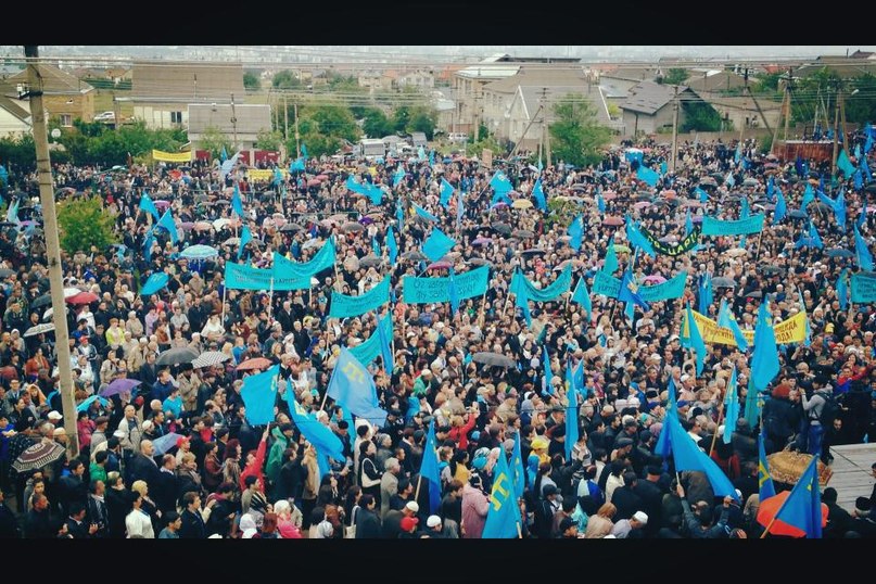 Крымские татары на многотысячном митинге потребовали автономии