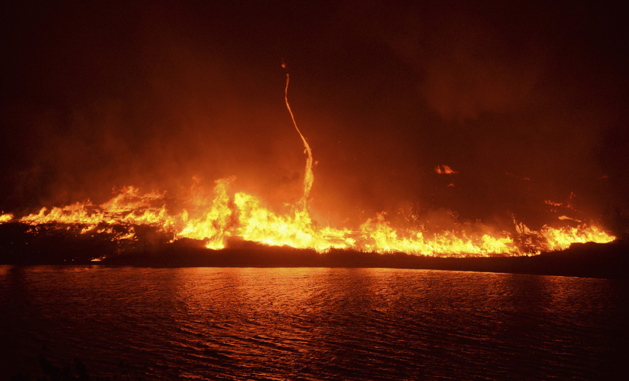 Огненный торнадо возник в Калифорнии, где бушуют лесные пожары