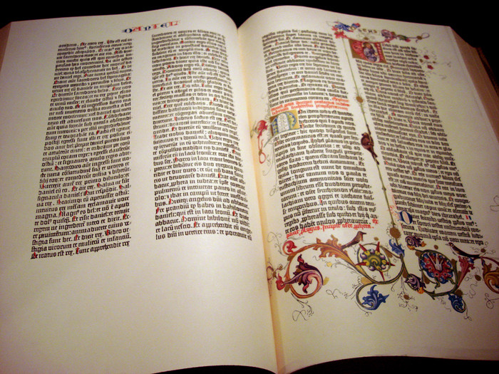 Трое сотрудников ФСБ украли из МГУ Библию Гуттенберга