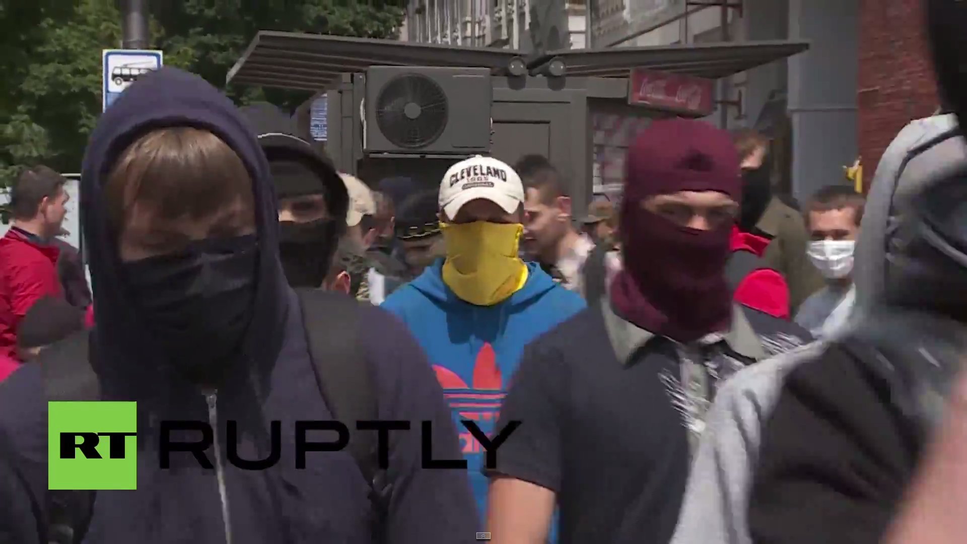 Националисты в Киеве напали на милицию, разгромили Сбербанк России