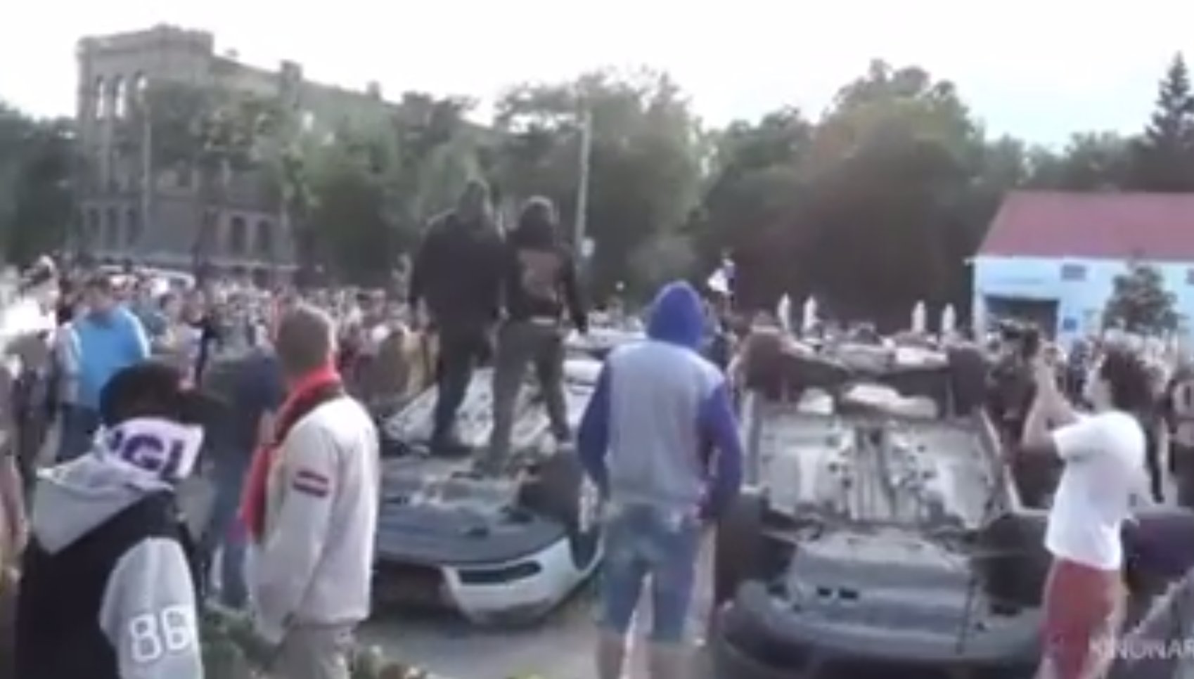 В Киеве громят посольство России, машины перевернуты. Ждут штурма
