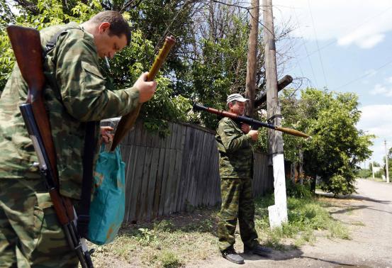 Киев заявляет о перекрытии границы с Россией, ополченцы отрицают