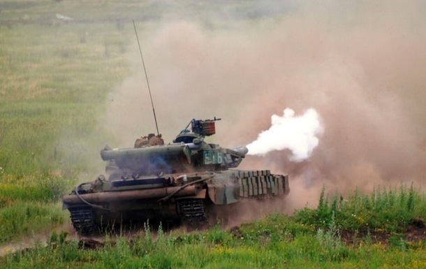 СМИ: под Донецком идет танковый бой