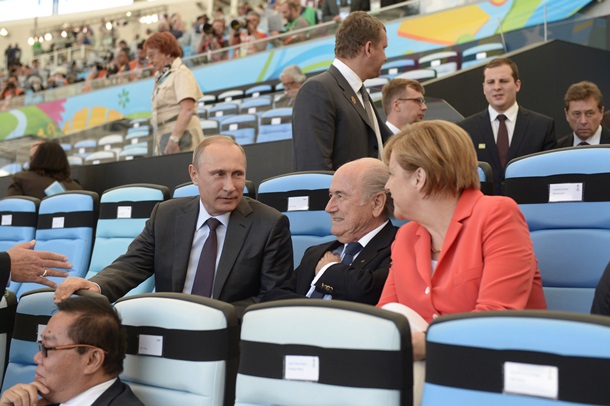«Danke, Frau Ribbentrop». Украинцы заспамили страницу Меркель в Facebook из-за встречи с Путиным